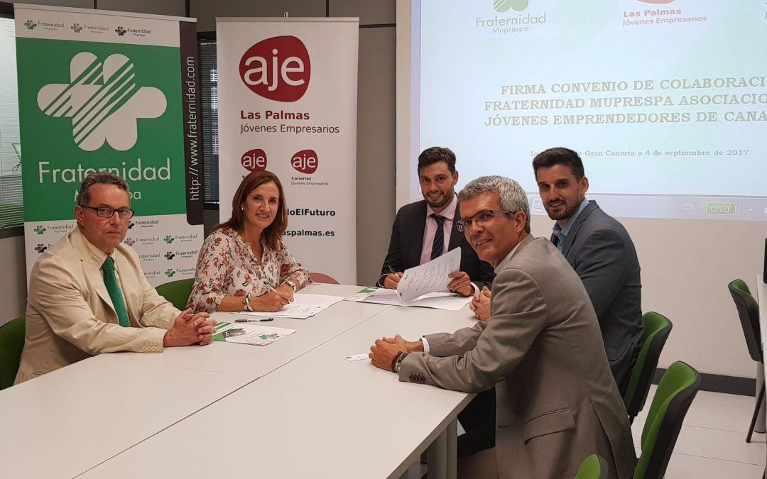 Firma del convenio de asociación entre AJE Canarias y Fraternidad-Muprespa